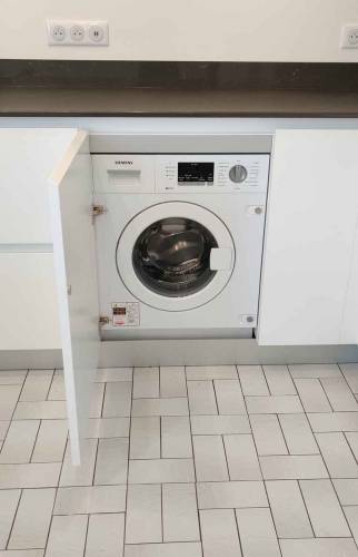 Lave linge encastré et parfaitement intégré dans la cuisine - Paris 17