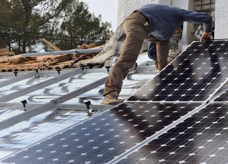 Pose de panneaux photovoltaïques à Argentan