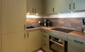 Travaux de rénovation cuisine sur roscanvel (29570)  décor mélaminé vert et chêne rustique
