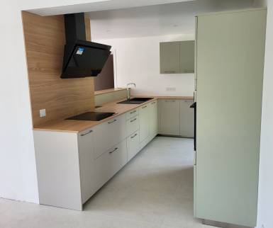 Joli plan de travail en L dans cette nouvelle cuisine