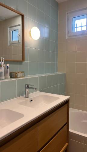 Une faïence vert d'eau et beige