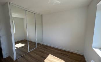 Chambre parentale avec son placard de rangement