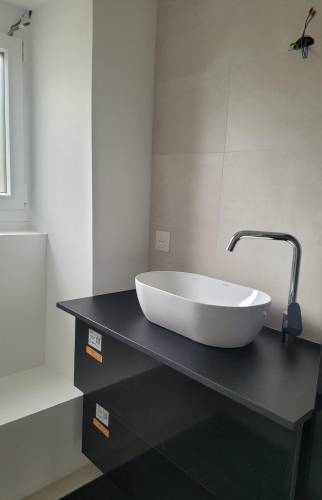 belle vasque à poser sur meuble noir