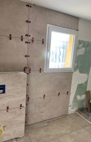 Pose de grands carreaux modernes dans une salle de bain à Voiron