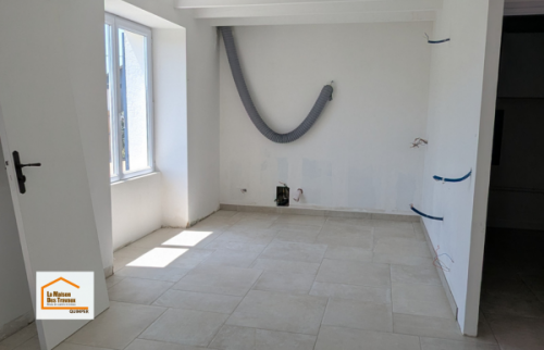 Pose d’un carrelage effet pierre grand format lors d’une rénovation de maison dans le Finistère Sud. Une réalisation pensée pour apporter luminosité, continuité visuelle et facilité d’entretien.