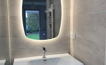 Pose d'un lavabo et miroir rétro-éclairé à Saint-Grégoire