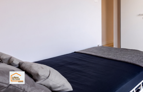 Chambre rénovée près de Treffiagat avec murs et plafond remis à neuf, rangements intégrés et ambiance lumineuse. Une rénovation intérieure coordonnée par La Maison Des Travaux Quimper.