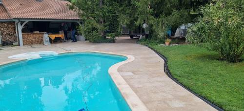 Une belle unité avec le carrelage de la cuisine extérieure