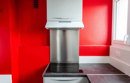 Cuisine terminée et toile de verre posée et peinte pour cet appartement locatif