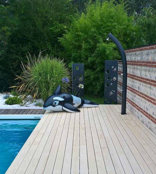 Piscine avec sa douche extérieure