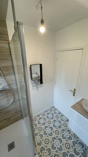 Salle de Bain Rénovée : Détails Esthétiques et Pratiques