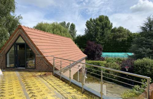 Pose d'un garde-corps, fixation des pieds à l'anglaise 