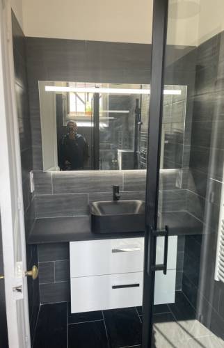 Vasque design dans une salle de bain rénovée
