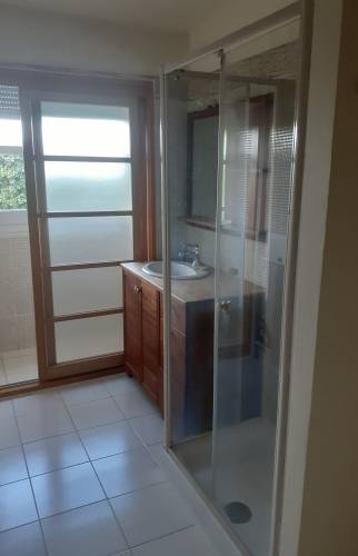 Salle d'eau avant rénovation en décor bois - porte boulissante bois et fenêtre fixe encadrement bois teinté - Marines - 95640 - 