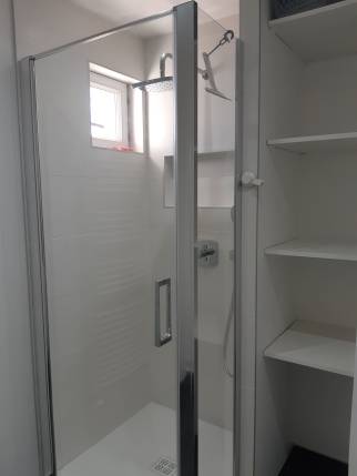Rénovation de salle de bain avec rangements muraux - Montluel 01120