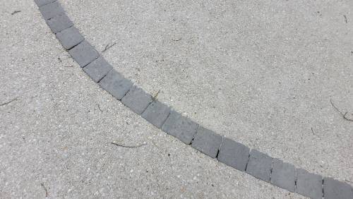 Détail béton désactivé et pavés