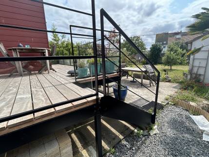 Escalier d'accès à la terrasse surélevée (Calvados)