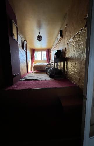  Avant les travaux - une chambre sombre aux couleurs trop marquées