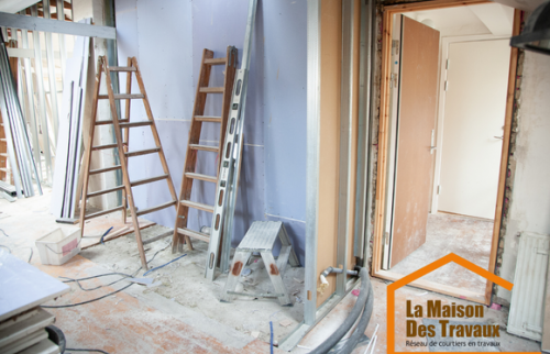 Isolation et cloisons des murs dans le couloir