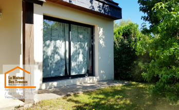 Une vue extérieure mettant en avant les nouvelles baies vitrées installées avec des dormants réno, offrant une isolation thermique optimisée et un apport lumineux maximal. ☀️🏡