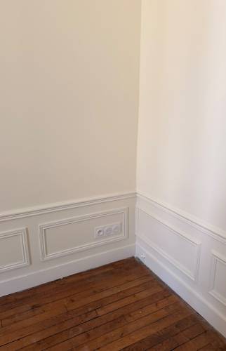 Cimaises restaurées avec prises intégrées, appartement Wagram.