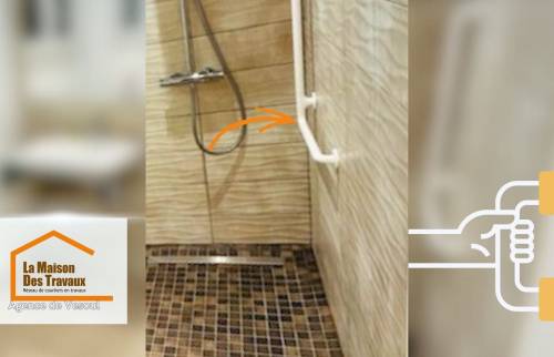 Installation d’une barre de maintien murale pour sécuriser la douche, conforme aux normes PMR, dans une salle de bain rénovée avec La Maison Des Travaux Vesoul.