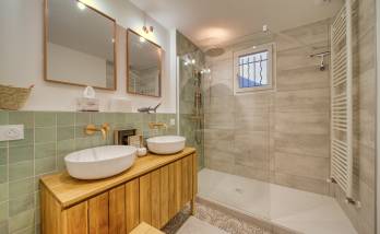 vue d'ensemble de la belle salle de bain