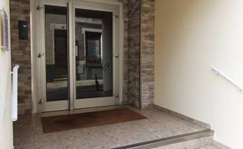  Entrée rénovée d'un immeuble d'habitation - Brie-Comte-Robert 77170