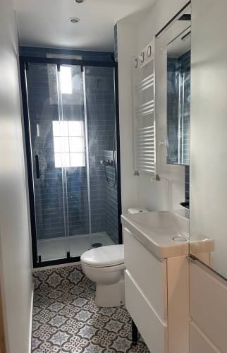 Salle de bain en longueur rénovée