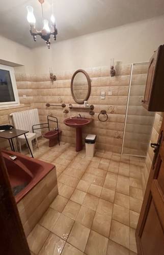 Salle de bain avant dépose anciens équipements et faiences à Roquefort-la-Bédoule (13830) 