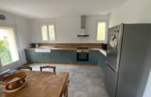 Rénovation de maison à Marcillac Vallon : la cuisine (plan large)