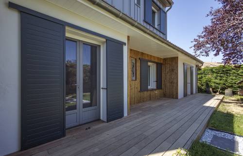 Après travaux avec terrasse et bardages