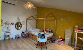 Chambre sous combles et fenêtres de toit