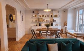 Une magnifique pièce de vie dans un appartement à Versailles