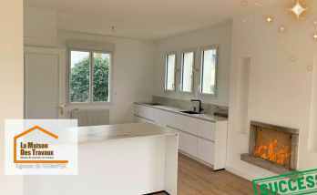 Vue générale de la cuisine moderne, avec son îlot central en marbre et ses lignes épurées pour un espace lumineux et fonctionnel.