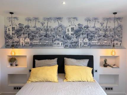 Lentilly (69210) : rénovation d'une suite parentale avec papier peint panoramique et tête de lit sur mesure