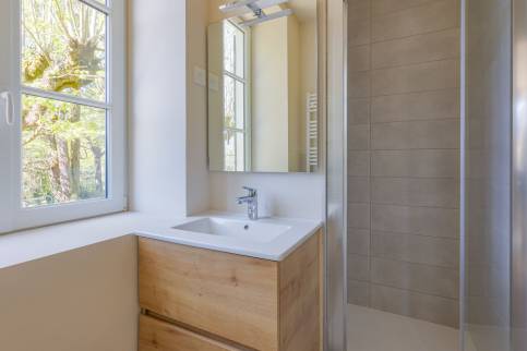 Rénovation et isolation d'une maison de famille située dans l'ouest de Lyon (69450) : salle d'eau pour les invités