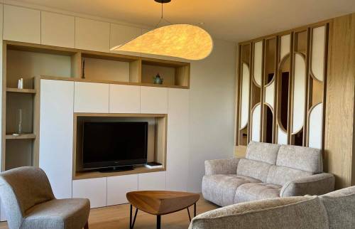 Meuble TV sur mesure réalisé lors d'une rénovation d'intérieur à Écully (69130)