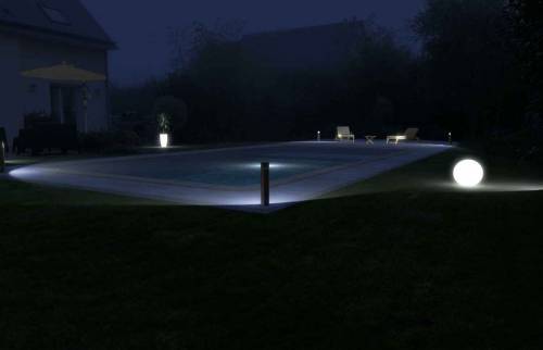 Piscine éclairée de nuit à Deauville