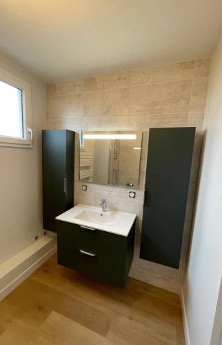 Meuble vasque et colonnes de rangement 