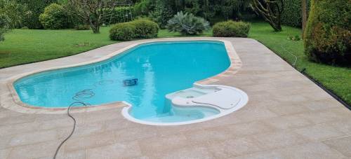Travaux terminés : une belle plage de piscine en carrelage