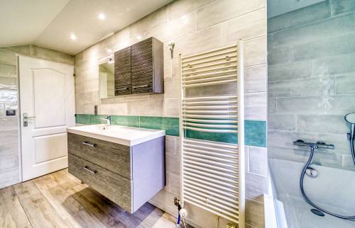 grande salle de bain de l'étage