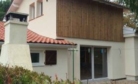 maison en surélévation avec la façade en bois