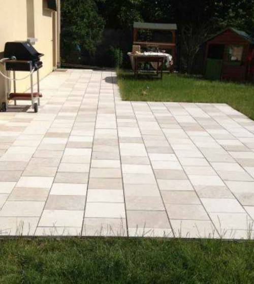 Pose d'une terrasse de pavés vieillis à Barentin 76