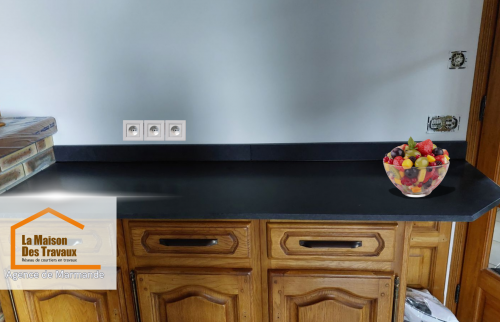 Rénovation intérieure à Pardaillan : Plan de travail sur mesure avec finitions soignées, alliant modernité et charme authentique.