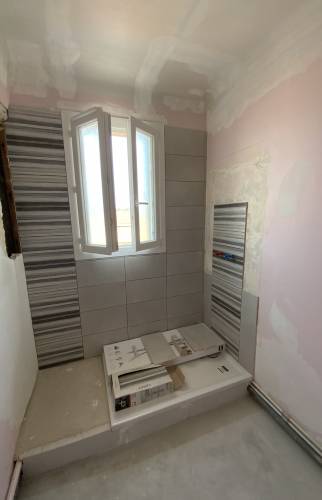 Salle de bain durant sa rénovation et la pose du parquet PVC à ALÉS 30100
