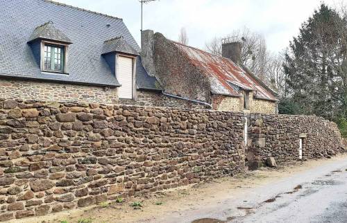 Construction d'un mur pierre