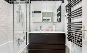 Limonest (69760) : une salle de bains rétro avec faiences métro blanches et noires