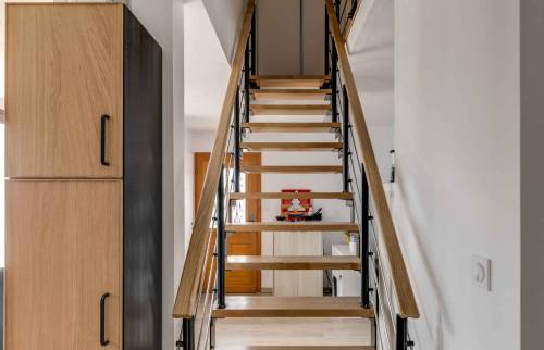 installation d'un escalier bois et acier sans contremarches