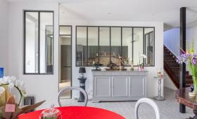 Verrières d'atelier pour une cuisine de charme, maison rénovée dans la région de Lyon